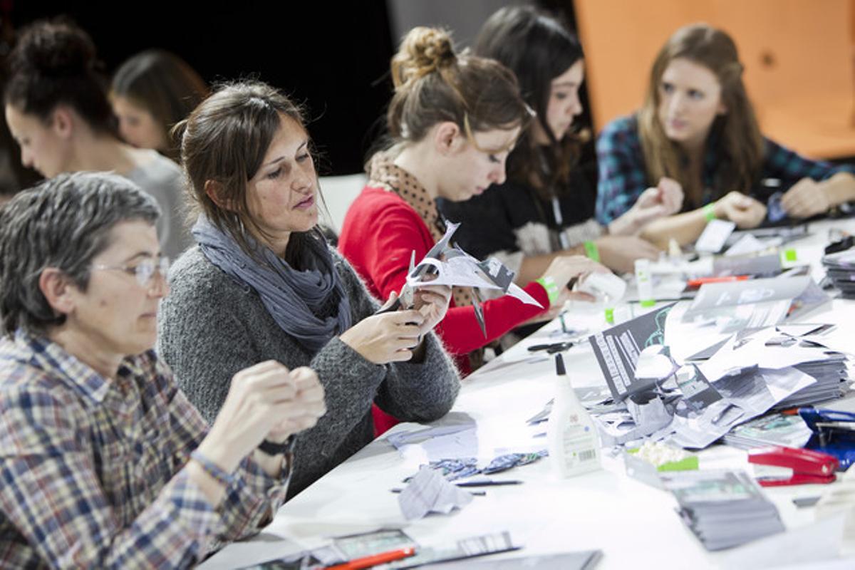 Un grup de persones participa en un taller durant la presentació del Handmade Festival