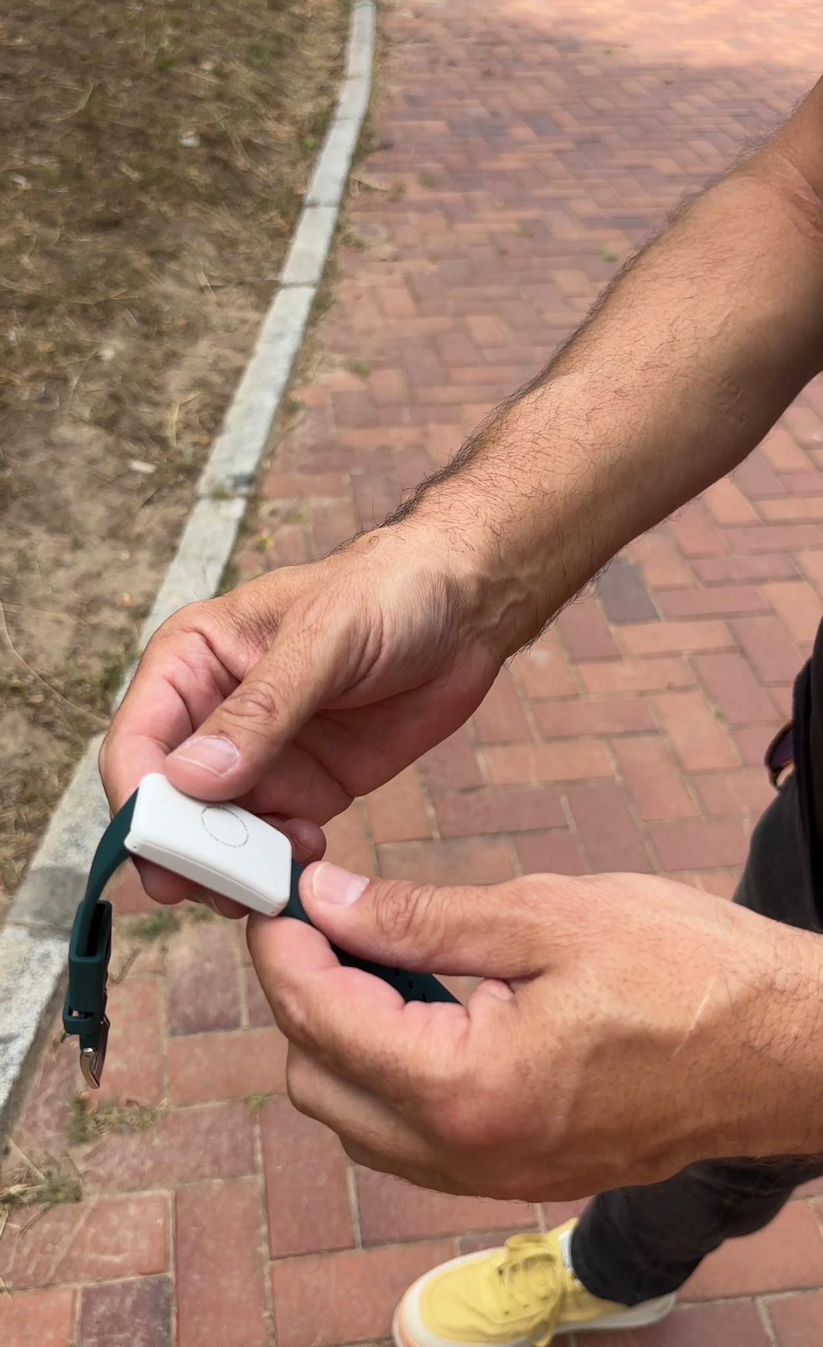 La pulsera tiene una triple alarma