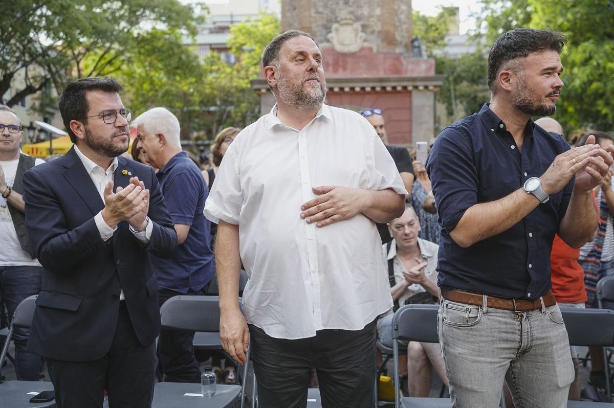 Pere Aragonès, Oriol Junqueras y Gabriel Rufián durante el acto de cierre de campaña de las generales de ERC.