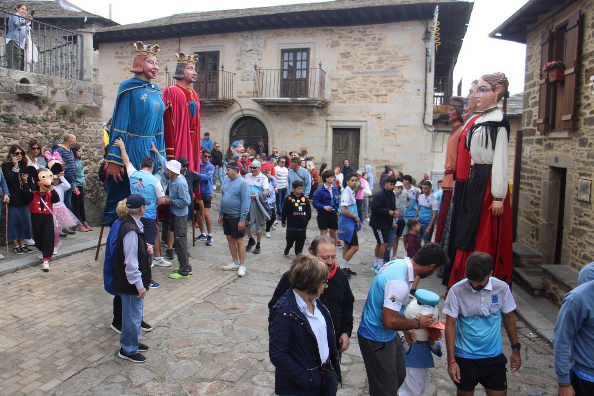 GALERÍA | Desfile de gigantes en Puebla de Sanabria GALERÍA | Desfile de gigantes en Puebla de Sanabria