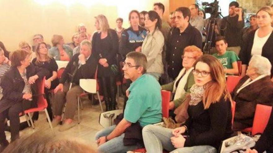 Ple de l&#039;Ajuntament de Vilanova del Camí, amb l&#039;exalcaldessa entremig del públic