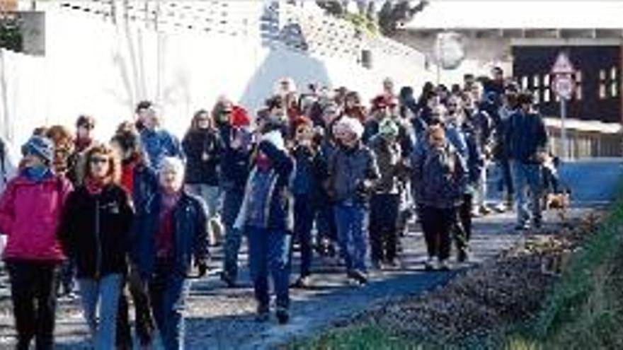 Grups anti MAT fan una marxa de protesta a la Vall de Llémana