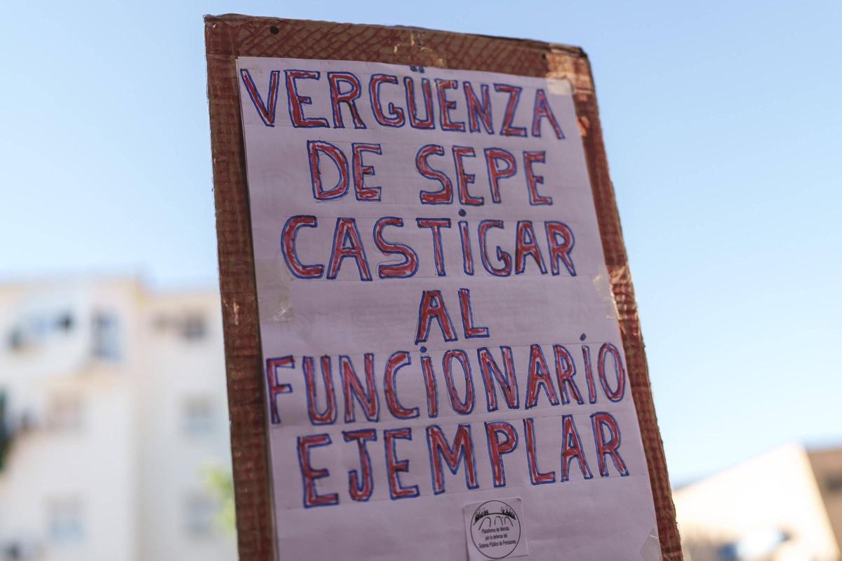 Fotogalería | Mérida arropa a Juan Carlos Nieto, el funcionario del SEPE expedientado por atender sin cita previa Fotogalería | Mérida arropa a Juan Carlos Nieto, el funcionario del SEPE expedientado por atender sin cita previa
