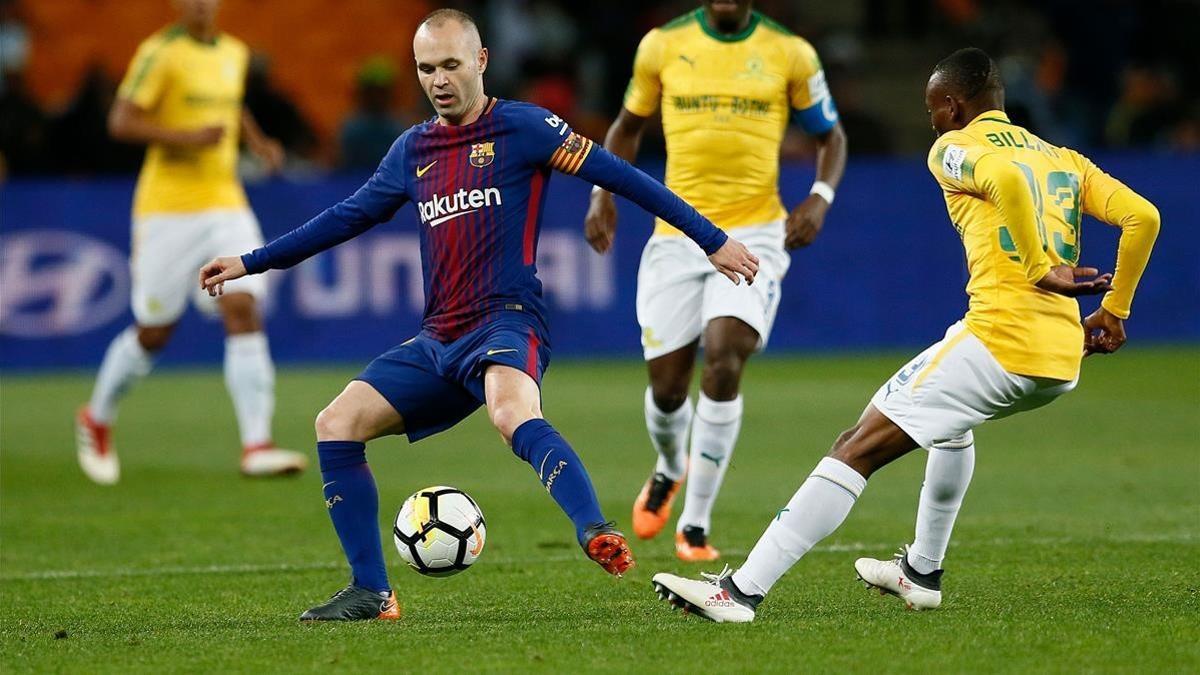 Iniesta evita al centrocampista Khama Billiat en el amistoso en Johannesburgo.