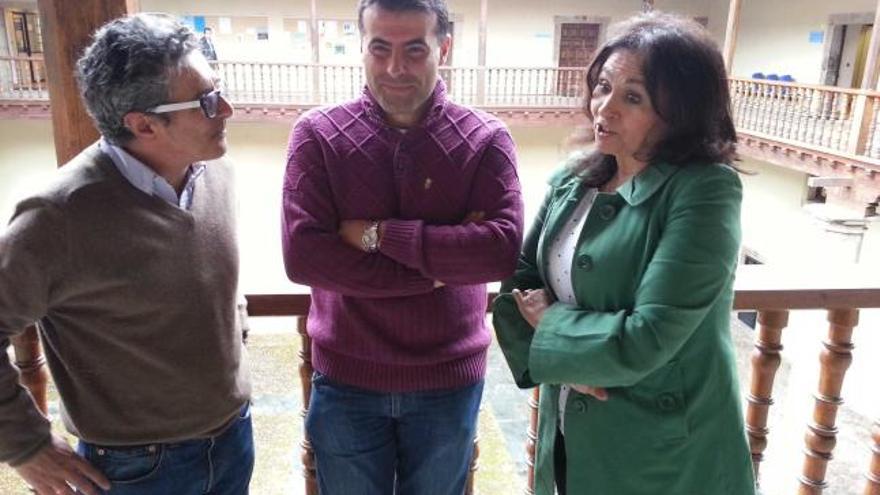 Por la izquierda, David Serna, José Luis Fontaniella y Ana María Fueyo, en el Ayuntamiento de Cangas del Narcea.