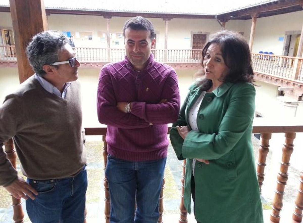 Por la izquierda, David Serna, José Luis Fontaniella y Ana María Fueyo, en el Ayuntamiento de Cangas del Narcea.
