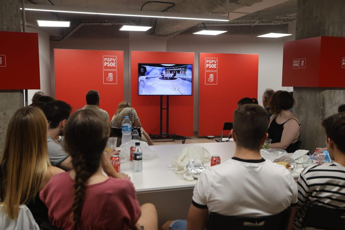 Varios militantes socialistas siguen el cara a cara entre Sánchez y Feijóo en la sede del PSPV.