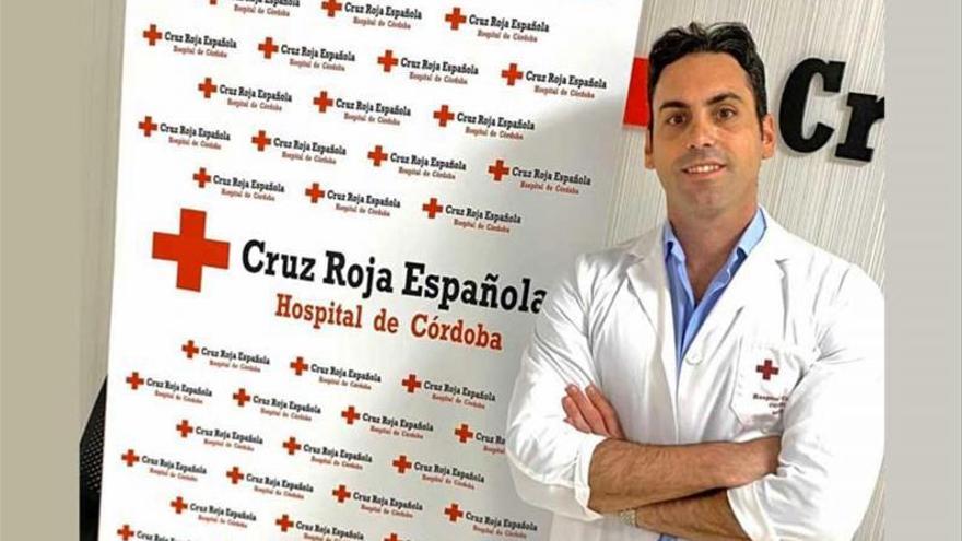 El neurólogo Roberto Valverde está resolviendo consultas sobre esta vacuna en le hospital Cruz Roja.