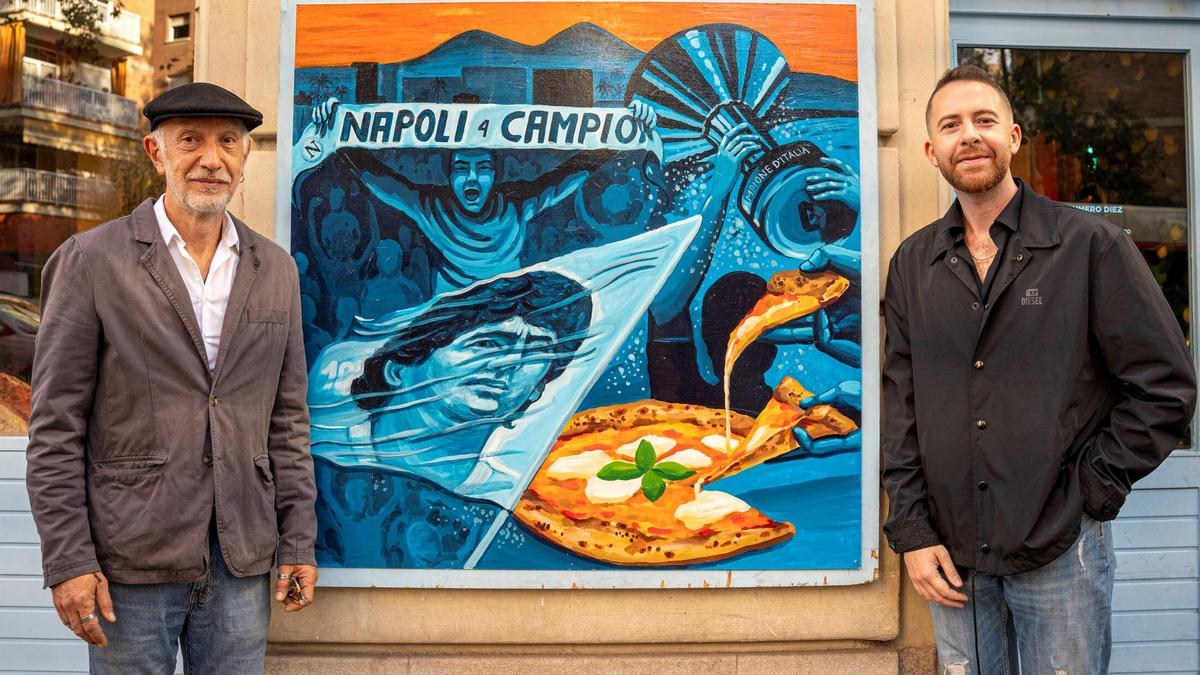 Armando Camerlingo y Emmanuele Stevanato, en la puerta del restaurante Número Diez, consagrado a la cocina de Nápoles a través de la figura de Maradona.