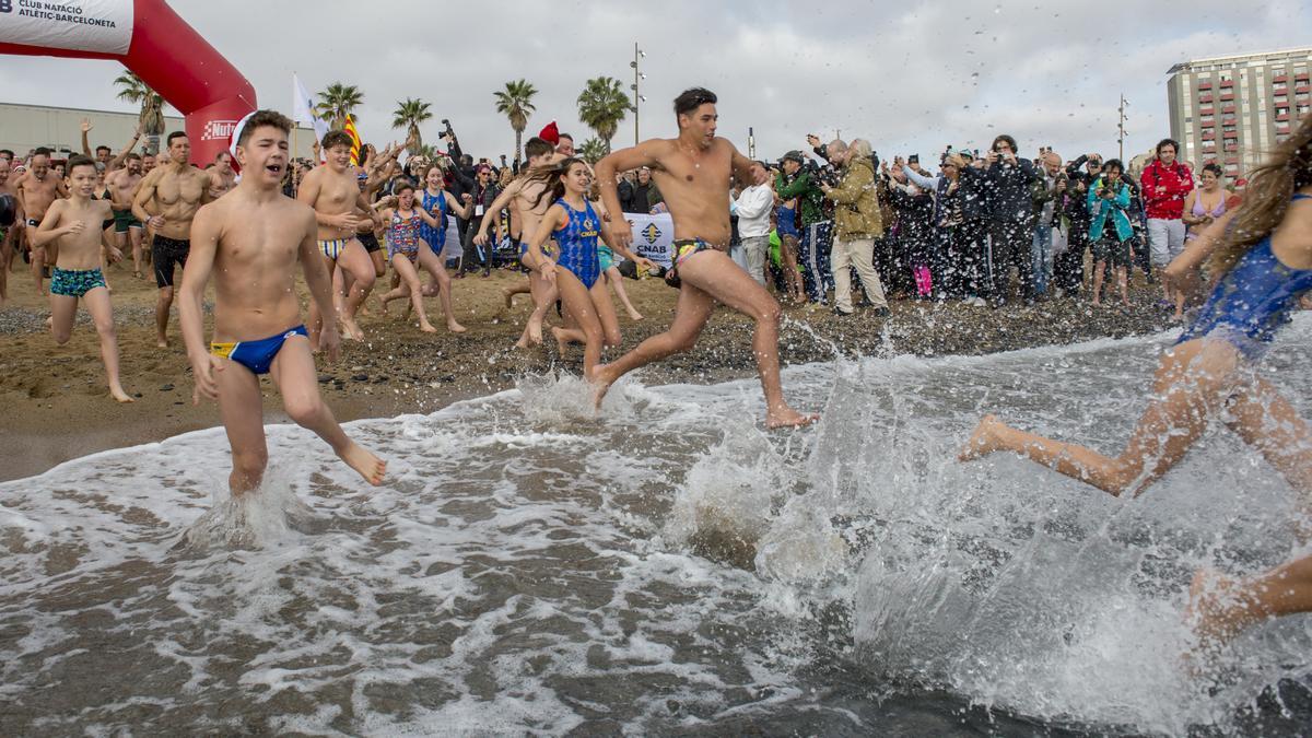 Primer baño del año en la playa de la Barceloneta