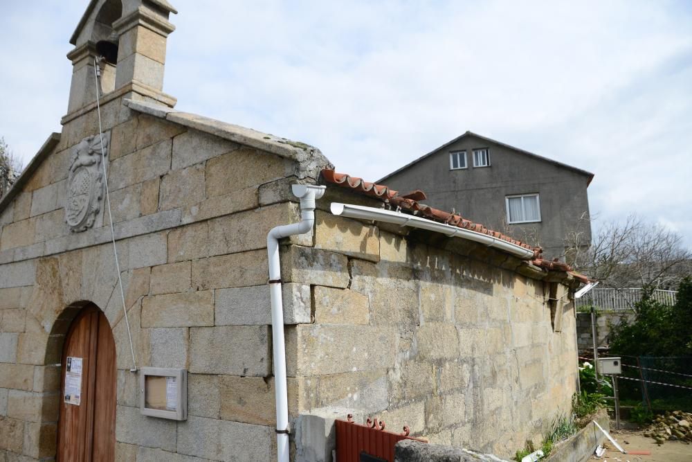 Se hunde el techo de la capilla de A Pedreira, en Cangas