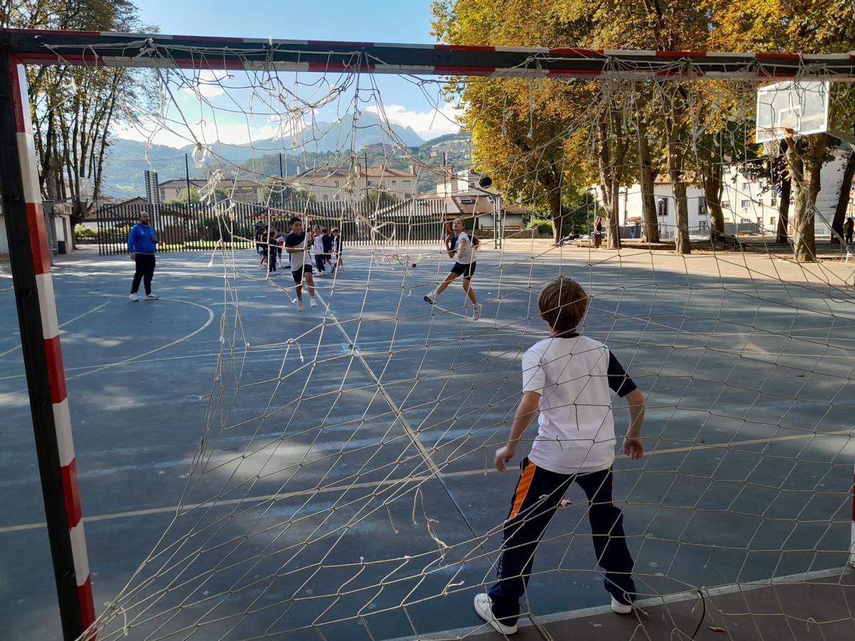 Una alumna, lanzando a portería en la pista Joaquín Blume