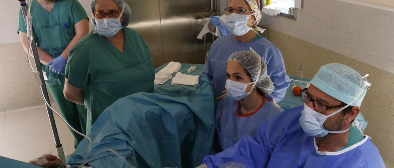 Un momento de una intervención quirúrgica, en el hospital Meixoeiro de Vigo.