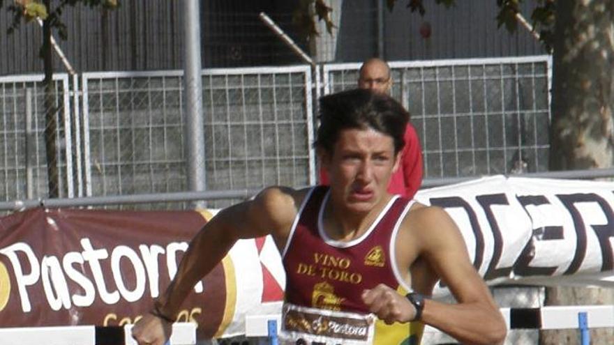 Eduardo López corriendo la última curva.