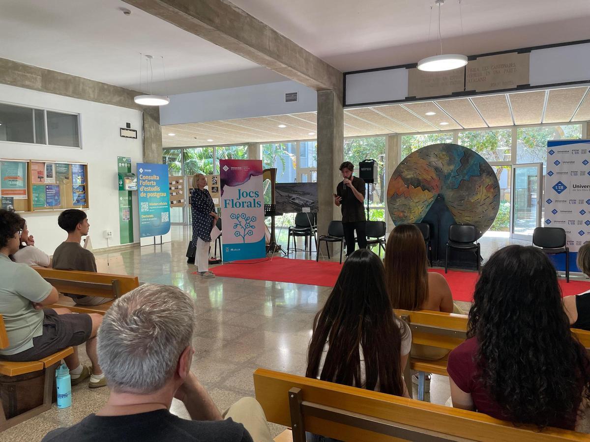 Imágenes del acto de entrega de premios de los II Jocs Florals de la Facultad de Filosofía y Letras