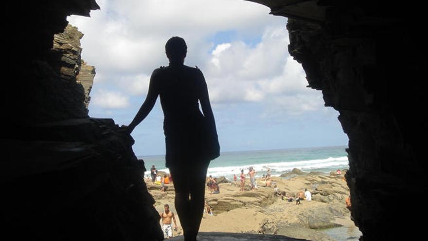 Una turista visita la playa de As Catedrais // FARO