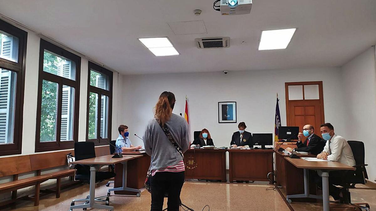 La mujer condenada por usurpar la identidad de  su prima, ayer durante el juicio. | M.O.I.