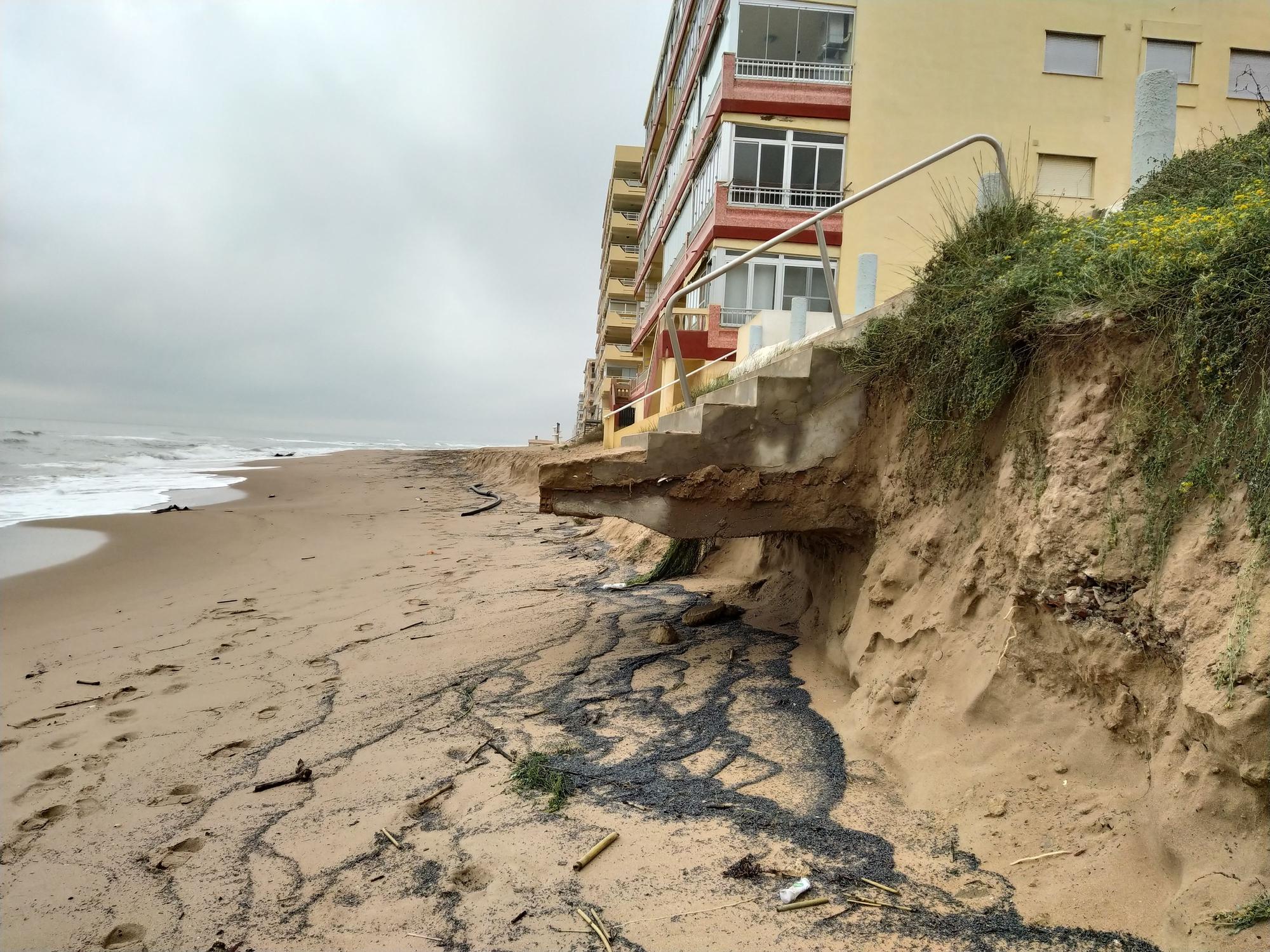 El temporal arrasa la playa de Tavernes