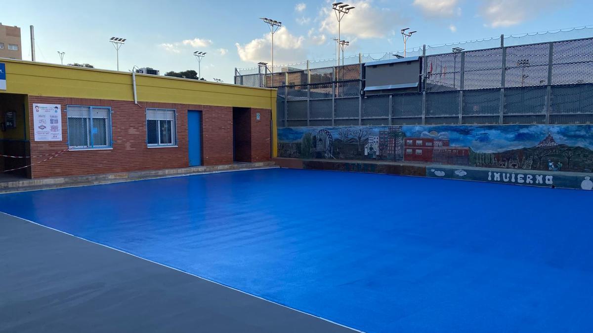 Una de las obras de mejora acometidas ha dotado de una pista deportiva al CEIP Nicolás de las Peñas, en Murcia.