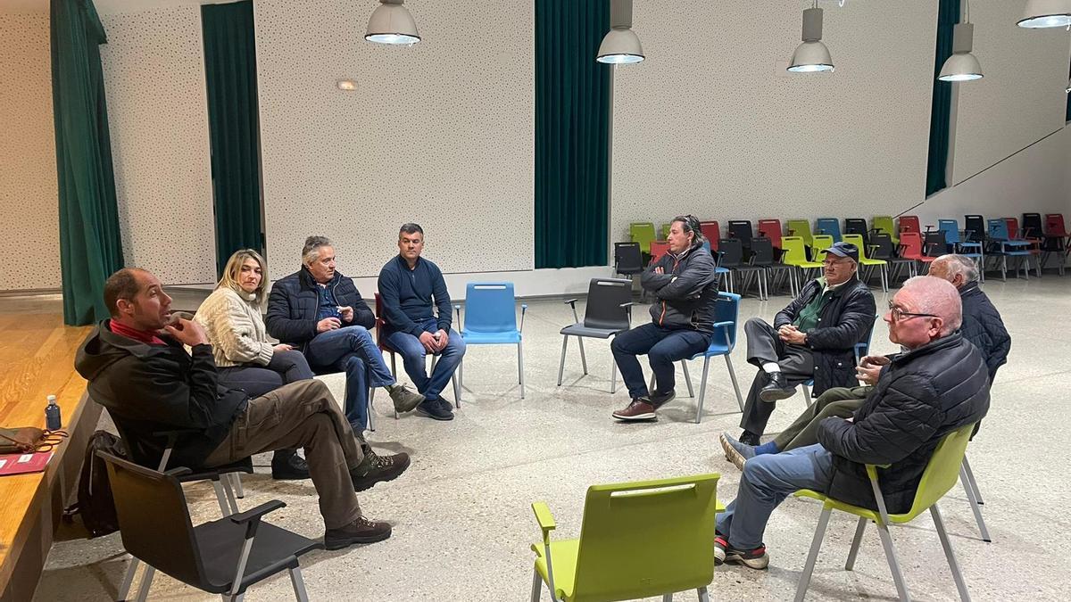 La reunión de los alcaldes de los municipios que forma la cooperativa energética ha tenido lugar en el Centro Cívico de Camarzana de Tera.