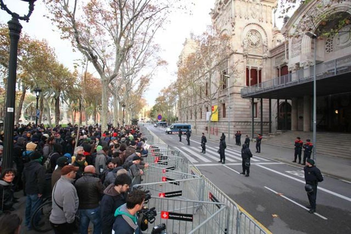 Els indignats es manifesten davant la declaració dels parlamentaris.