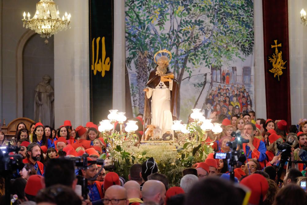 La imagen de San Antón vuelve a presidir el altar mayor de la iglesia de Santa Ana.
