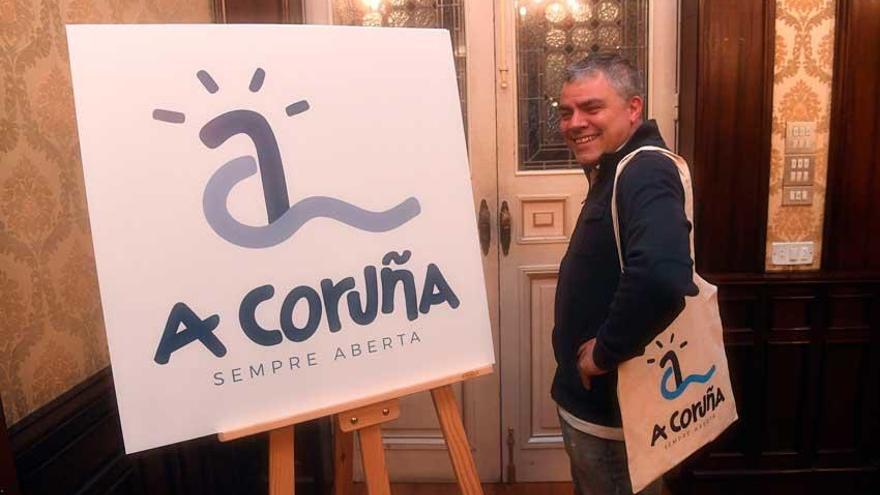 El diseñador Antón Lezcano en la presentación del nuevo logo de A Coruña.