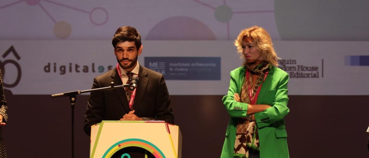 Guillermo Fernández recibió su premio de manos de Susanna Griso.