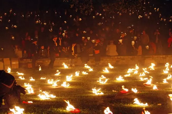 Les lluminàries porten el foc i la música medieval a les Pedreres