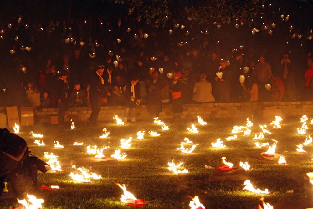 Les lluminàries porten el foc i la música medieval a les Pedreres