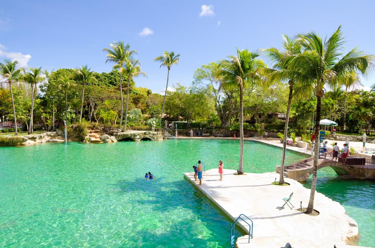 Esta piscina se encuentra en Coral Gables.