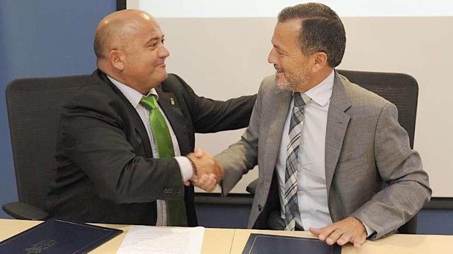 Santiso y Hernández, tras anunciar la aprobación del plan, en 2012.