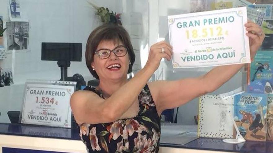 Francisca Pagán celebrando el premio en su Administración de Lotería