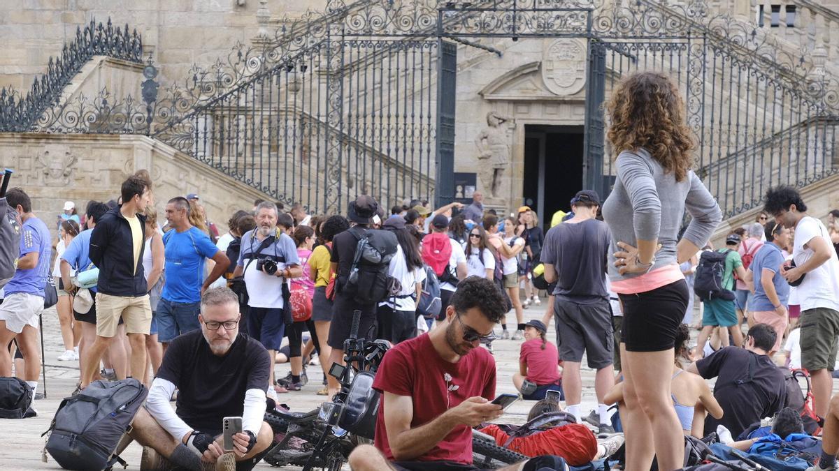 Turistas y peregrinos, este domingo, en la Praza do Obradoiro.