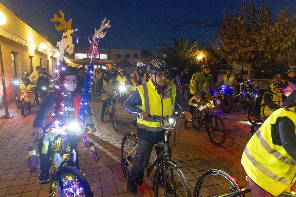 El "Bicillum" toma las calles de Elche una nueva Navidad El "Bicillum" toma las calles de Elche una nueva Navidad
