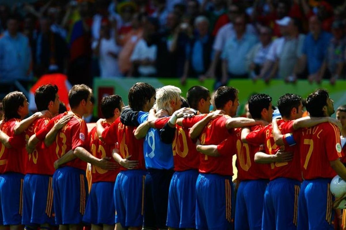 La selección escucha el himno español antes del partido contra Arabia Saudí, en el último partido de la fase inicial del Mundial del 2006. El equipo obtuvo tres victorias en sus tres primeros partidos.