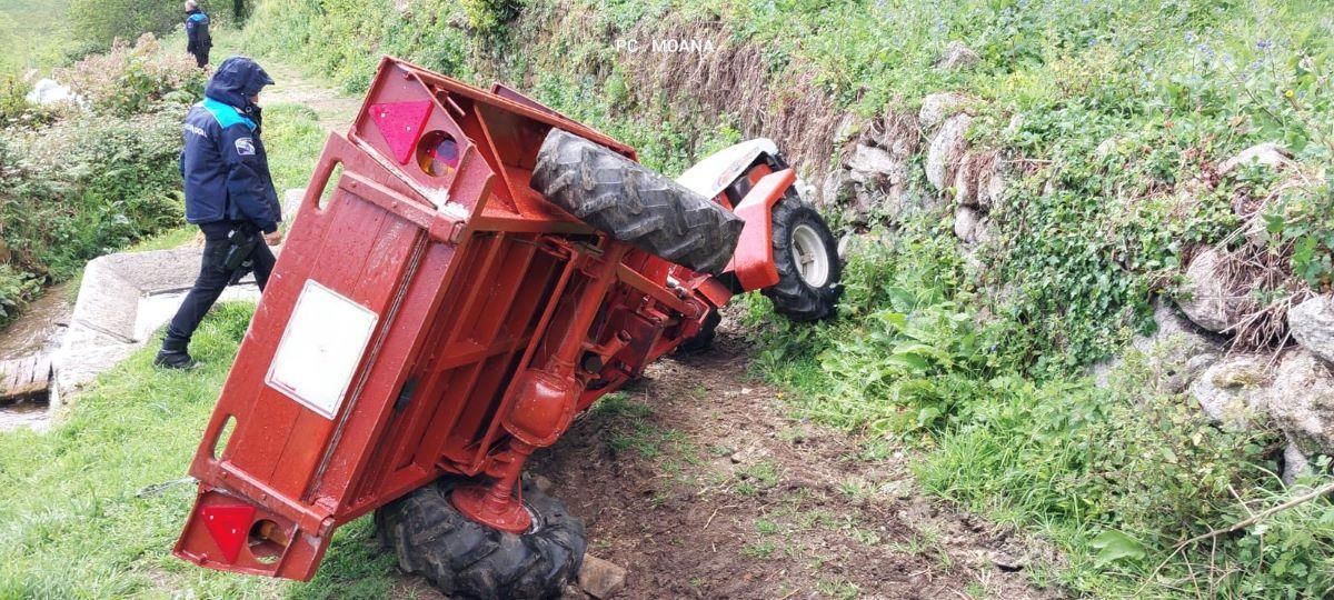 El hombre vió que perdía el control del tractor y pudo tirarse antes de volcar.