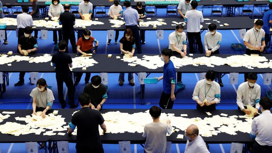 El partido gobernante de Japón logra una sólida victoria en el parlamento
