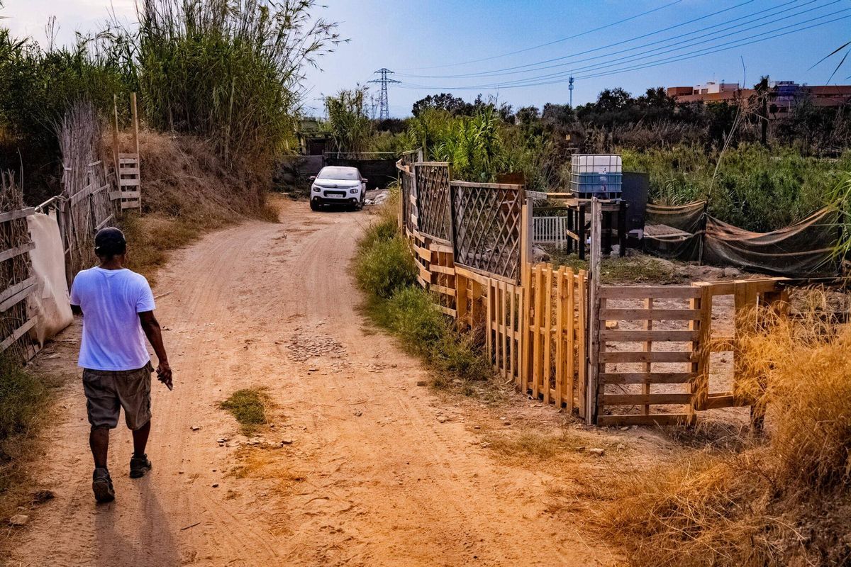 El 1 de julio de 2025, un día después del incendio que azotó la zona de barracas cercana al Port de Barcelona, Luis, de 46 años, guía a través del barrio. En la imagen, Luis conduce hacia la zona cero del siniestro, mostrando el devastador impacto que dejó el fuego en la comunidad.