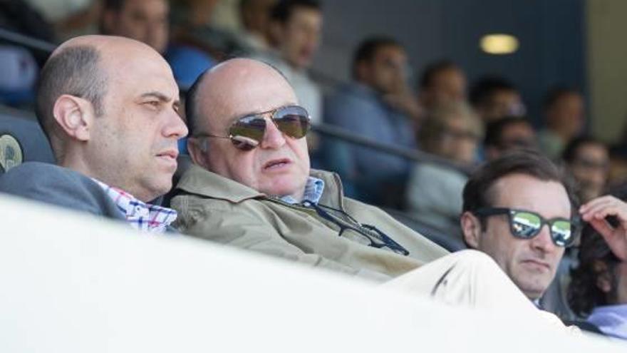 Echávarri, Ramírez y Parodi, en el palco del Rico Pérez en el último partido ante el Mallorca B.