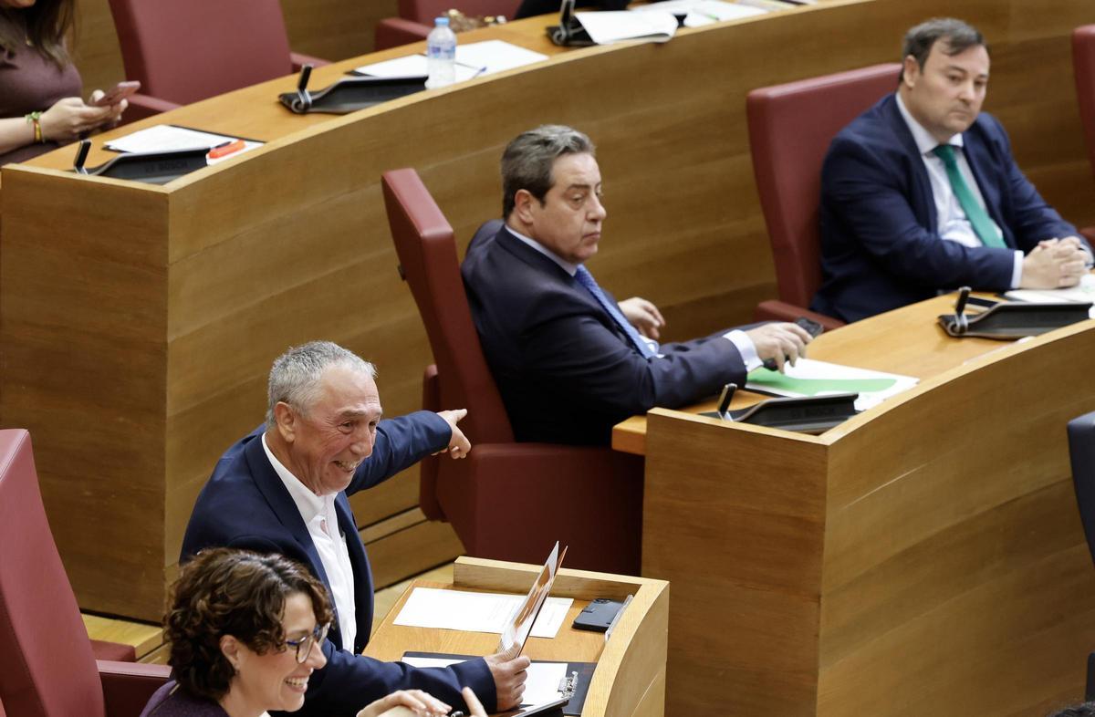 Archivo - El síndic de Compromís en Les Corts, Joan Baldoví, señala al síndic de Vox, José Mª Llanos, en un pleno