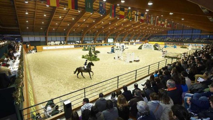 Imagen de la pista interior del Centro Hípico de Casas Novas. / queimadelos