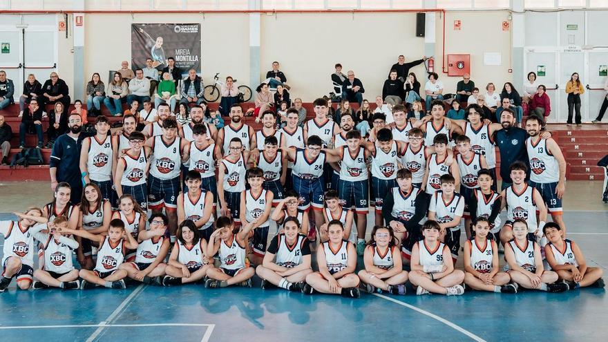Foto final de familia como colofón a la presentación de Xeraco Bàsquet Club