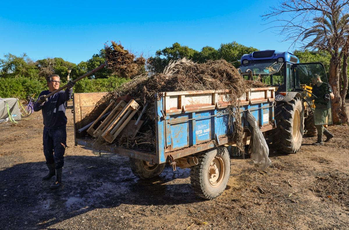 Un operario, trabajando en el camping.
