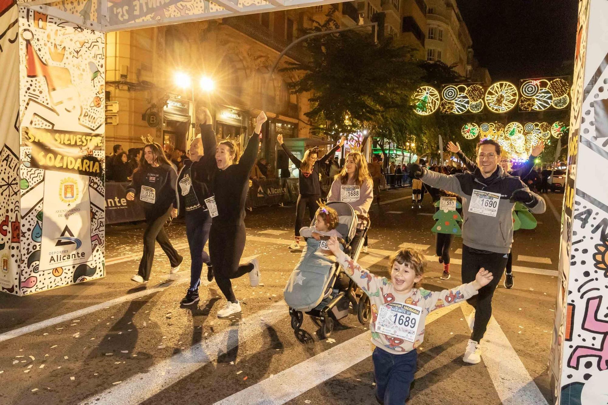 La San Silvestre de Alicante llena de colorido la ciudad