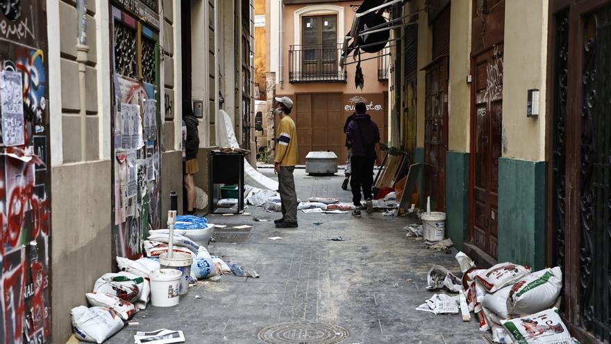 Fuerte presencia policial en el desalojo de un piso okupado en Ciutat Vella