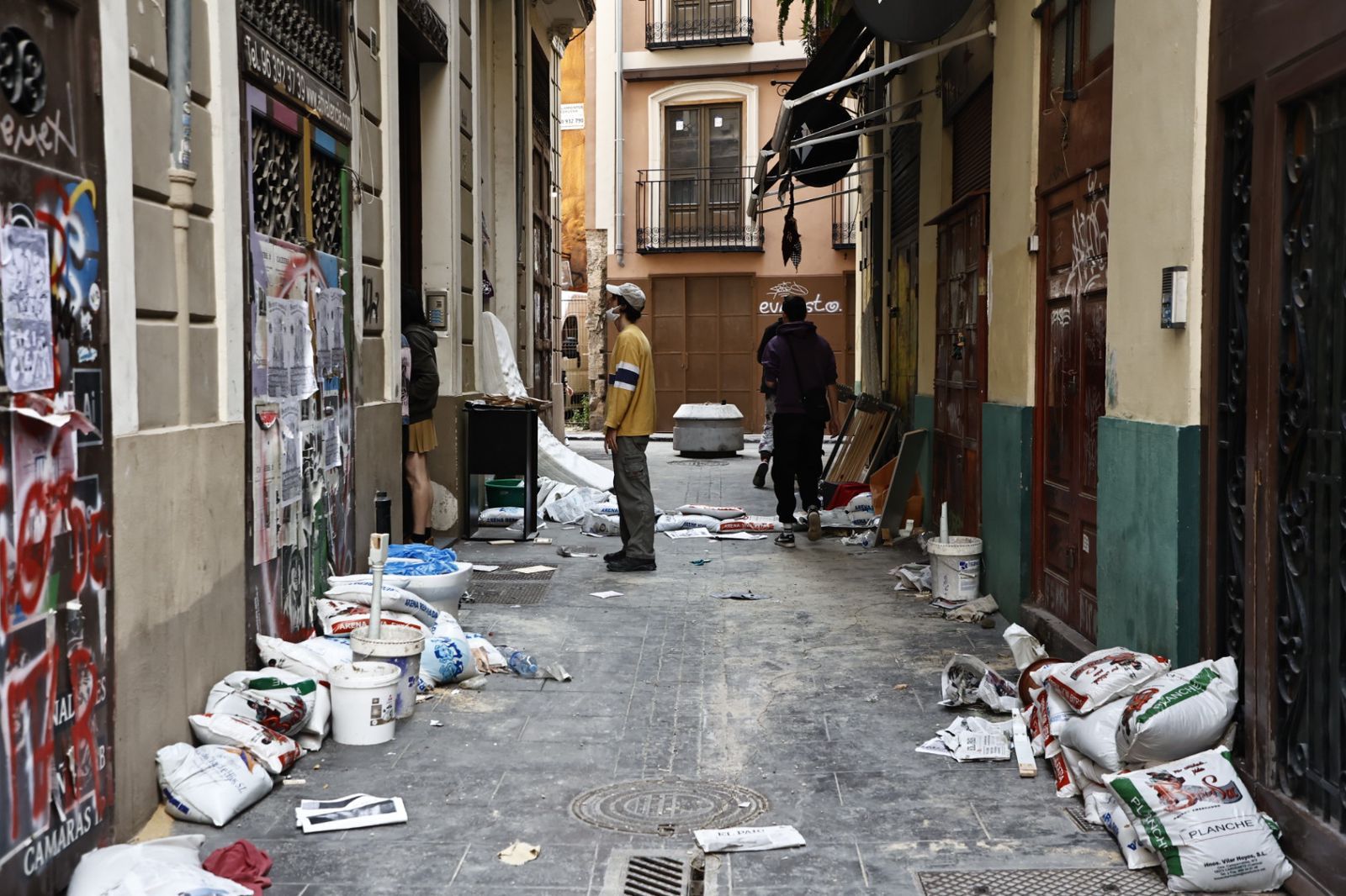 Fuerte presencia policial en el desalojo de un piso okupado en Ciutat Vella