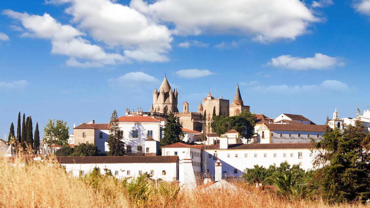 En Évora hay calles donde Portugal parece conservar un ritmo completamente distinto al de Lisboa u Oporto