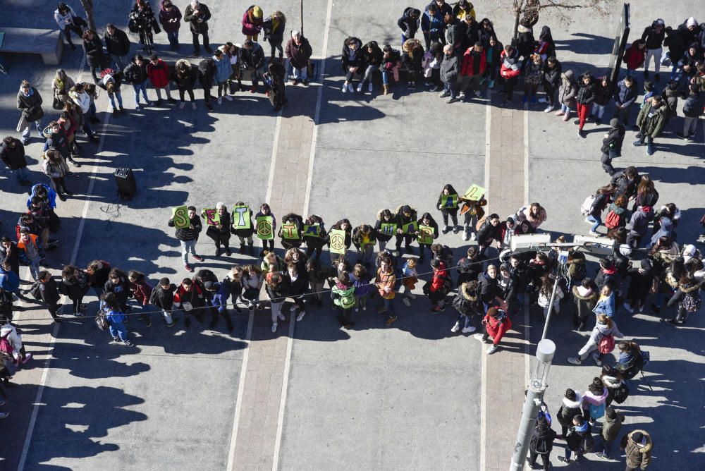 Més de 400 alumnes manresans protagonitzen l'acció artística «Un gest per la Pau»