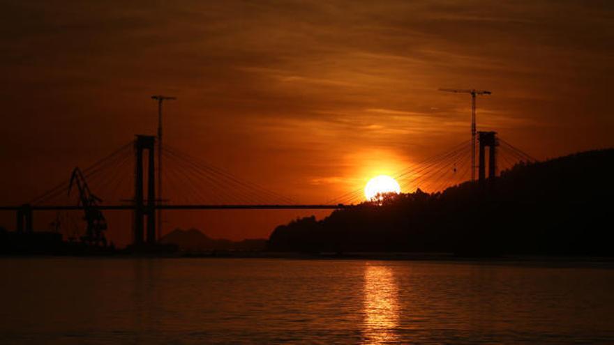 Puesta de sol espectacular del 'veroño' en la ría de Vigo